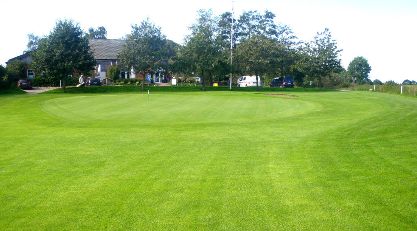 Gruen 09 mit Clubhaus